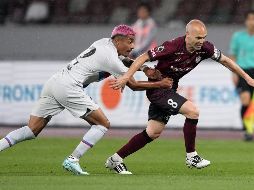 El mexicano no declinó y esperó la oportunidad para demostrarle a Xavi Hernández, entrenador del Barcelona, su talento y calidad sobre el terreno de juego. EFE / F. Robinchon