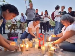 Colectivos llevaron veladoras para colocarlas en el sitio donde habían colocado el monumenta para hacer conciencia de lo ocurrido el 5 de junio de 2020. EL INFORMADOR/ E. Zamudio