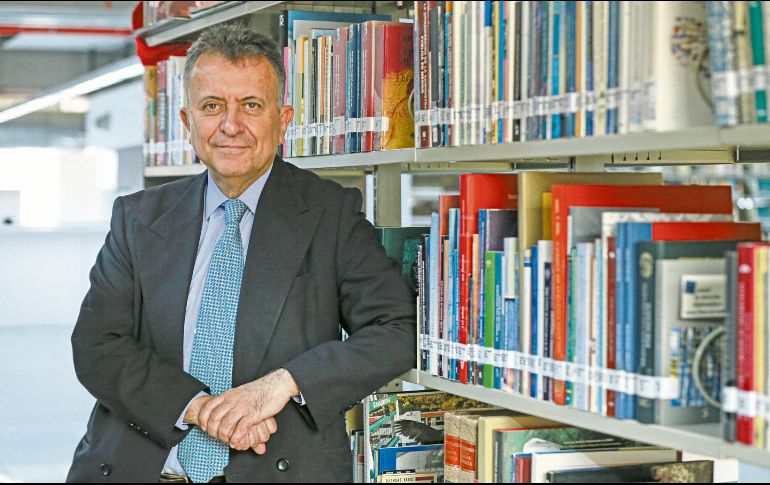 Carlos García de Alba Zepeda posa junto al acervo que donó a la Biblioteca Pública del Estado “Juan José Arreola”. EL INFORMADOR/ C. Zepeda