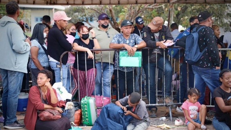 Migrantes venezolanos haciendo trámites en Pacaraima. Gema Cortés/OIM 2023