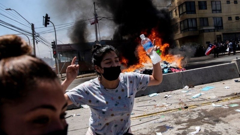 A finales de 2021, un grupo quemó un campo de migrantes venezolanos en Chile, durante una manifestación contra la inmigración ilegal. GETTY IMAGES