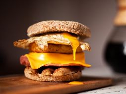 Según la Profeco, el queso amarillo fue patentado en el año de 1916 y comenzó a ser comercializado en los primeros supermercados en la década de los 50. ESPECIAL / Foto de Duncan Kidd en Unsplash