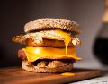 Según la Profeco, el queso amarillo fue patentado en el año de 1916 y comenzó a ser comercializado en los primeros supermercados en la década de los 50. ESPECIAL / Foto de Duncan Kidd en Unsplash