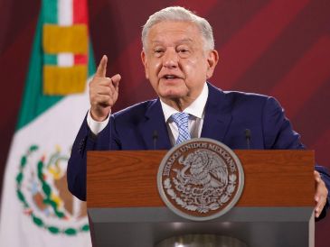 Andrés Manuel López Obrador dice que en el caso del bloque conservador –PRI-PAN-PRD- van a consultar con los "mandamás", "con los oligarcas". SUN / G. Espinosa