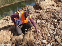El profesor Jochen Brocks inspecciona sedimentos de mil 640 millones de años, en Barney Creek, al norte de Australia. EFE/Imagen cedida por la Universidad Nacional Australiana