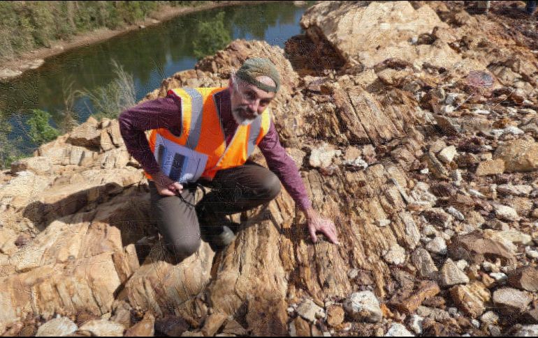 El profesor Jochen Brocks inspecciona sedimentos de mil 640 millones de años, en Barney Creek, al norte de Australia. EFE/Imagen cedida por la Universidad Nacional Australiana