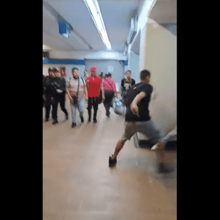Se desata riña en Metro CDMX por hombre que portaba arma blanca (VIDEO)