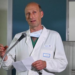 Operan exitosamente al Papa Francisco, "está bien, despierto y bromista", dice médico