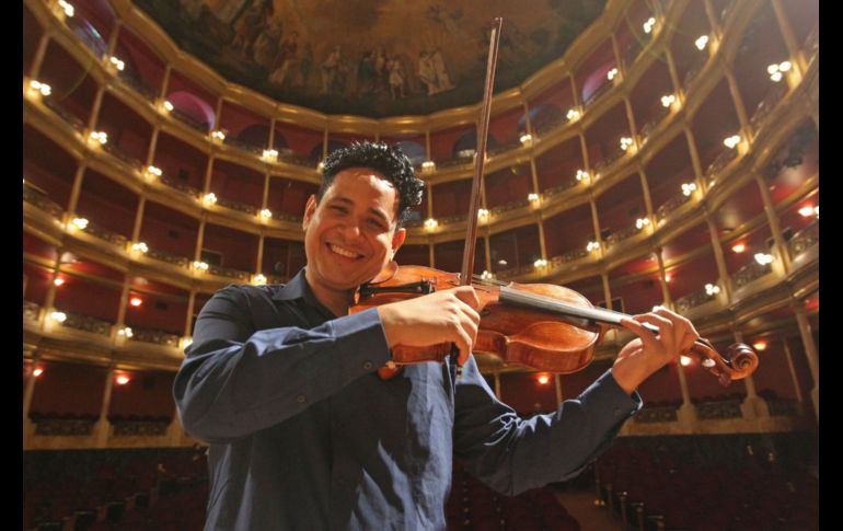 Christian Vásquez trabaja por segunda ocasión con la OFJ –quien, como Ismel Campos, se formó en el Sistema Nacional de Orquestas y Coros Juveniles e Infantiles de Venezuela. EL INFORMADOR / A. Camacho
