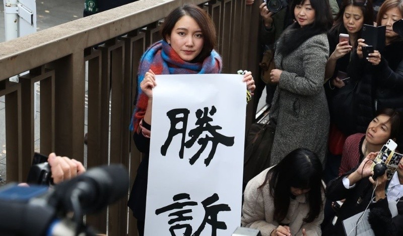 Shiori Ito ganó su histórico caso de violación en 2019. Sostiene un aviso que dice 