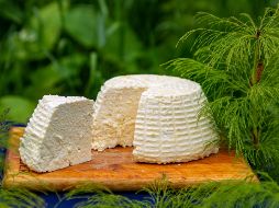 El queso panela es el clásico queso fresco, suave y blanco de leche de vaca pasteurizada. Normalmente, es servido como aperitivo o bocadillos. ESPECIAL / Foto de Aleksey Melkomukov en Unsplash