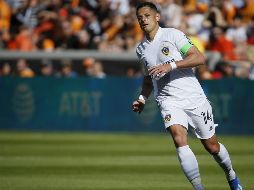 Chicharito, que tuvo que abandonar el campo en el minuto 27, se produjo esa lesión solo y sin chocar con ningún jugador rival cuando iba corriendo y se le trabó la rodilla derecha en el césped. AFP / ARCHIVO