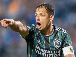 Chicharito se produjo la lesión solo, pues el delantero mexicano recibió el balón para dirigirse al área y al momento de conducir el esférico se quedó atorada su rodilla derecha en el césped. AP / ARCHIVO