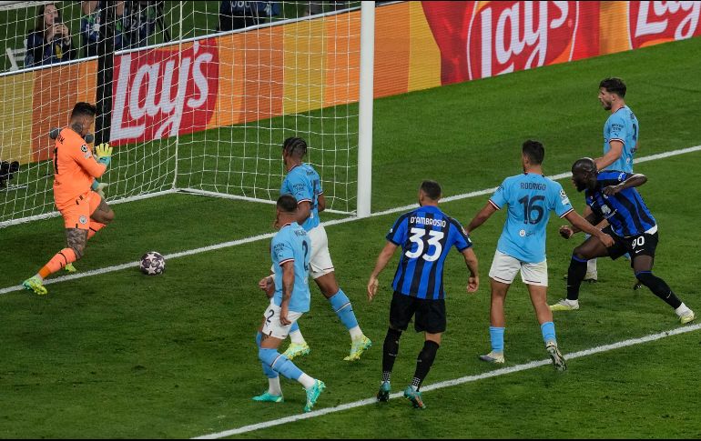 Lukaku (90) remató de cabeza justo a la posición del portero Ederson. AP/T. Stavrakis