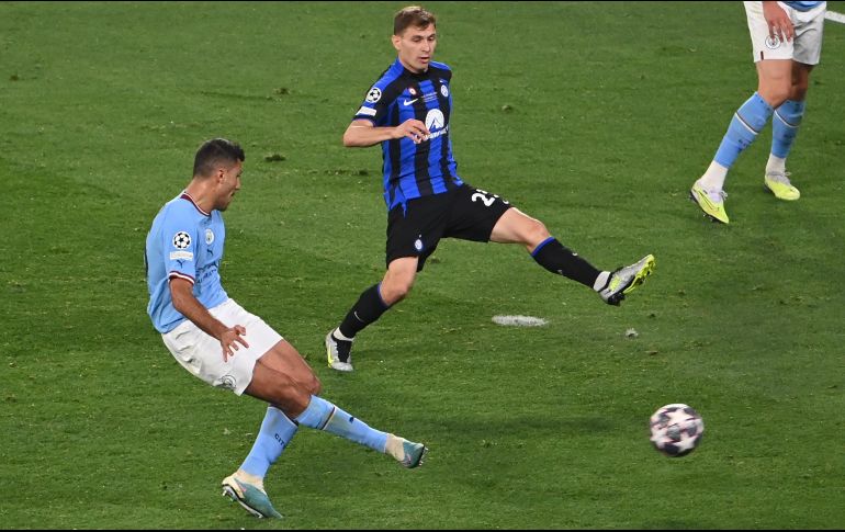 Rodri marcó así el gol más importante en la historia del Manchester City. EFE/G. Licovski