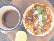 Taco de birria de chivo y queso grillado. EL INFORMADOR/F. González