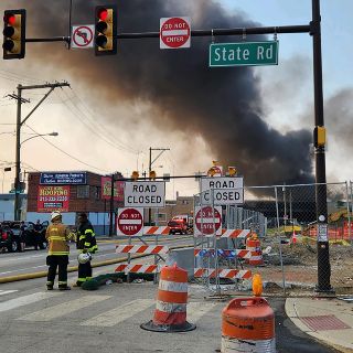 Colapsa puente en Filadelfia tras incendiarse un vehículo