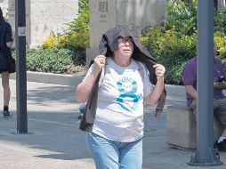 Las personas que acuden al Centro de Guadalajara sufren por el calor que no da tregua en la zona metropolitana. EL INFORMADOR/A. Camacho