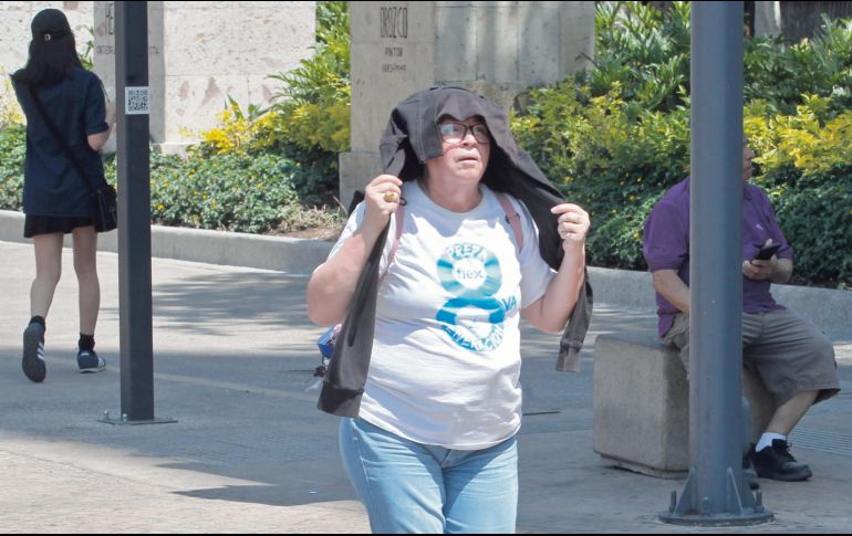 Las personas que acuden al Centro de Guadalajara sufren por el calor que no da tregua en la zona metropolitana. EL INFORMADOR/A. Camacho
