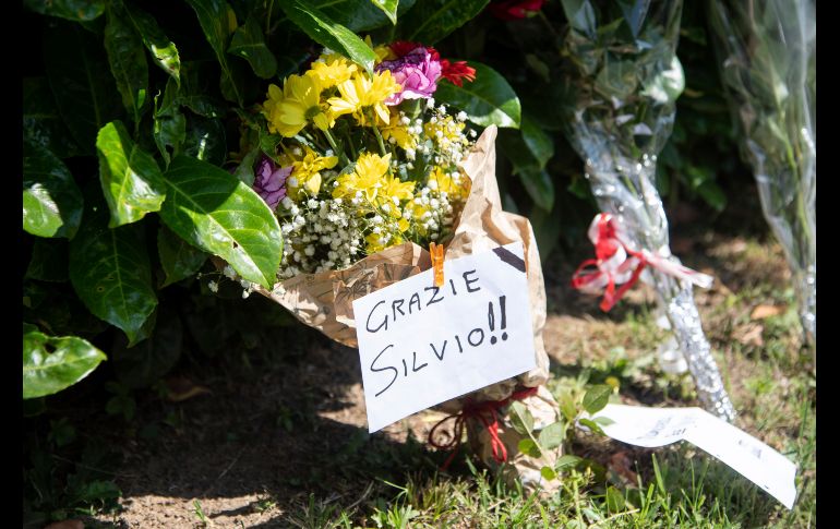 Admiradores de Berlusconi ya han empezado a dejar flores a las puertas de su mansión. AP/C. Furlan