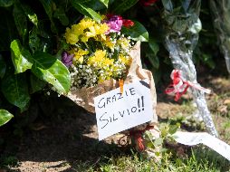 Admiradores de Berlusconi ya han empezado a dejar flores a las puertas de su mansión. AP/C. Furlan