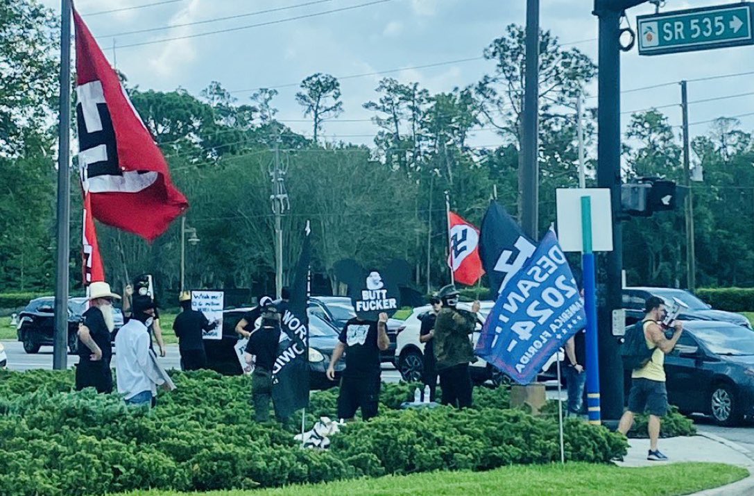Simpatizantes de Ron DeSantis llevan banderas nazis a marcha en Florida