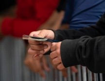 Agentes migratorios les retienen sus documentos hasta que les den dinero. AP