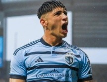Alan Pulido sí quiere regresar a Guadalajara, sin embargo, Chivas tiene que abrir la chequera. Twitter/@SportingKC