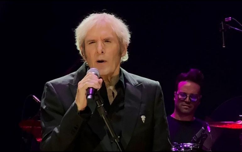 La escenografía fue por demás minimalista, solo Bolton y su banda más sus coristas y un juego de luces. CORTESÍA / Auditorio Telmex