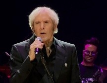 La escenografía fue por demás minimalista, solo Bolton y su banda más sus coristas y un juego de luces. CORTESÍA / Auditorio Telmex