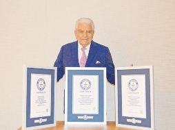 Don Francisco. El comunicador posa con sus reconocimientos; comparte que lanzó su podcast. ESPECIAL