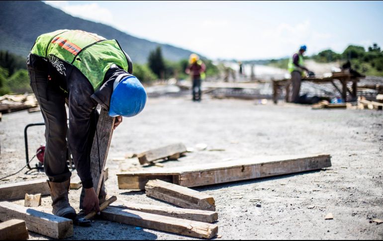 Los trabajadores de la construcción son las personas más expuestas a los golpes de calor, por lo que deben cuidar su hidratación en esta época del año. EL INFORMADOR / ARCHIVO