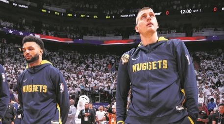 Jamal Murray (izq.) y Nikola Jokic son la base del éxito de los Nuggets, campeones de la NBA. AFP/N. Butler