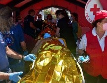 A su llegada al puerto de Kalamata, en el sur de Grecia, las docenas de migrantes rescatados fueron trasladados a diversos centros de salud. EFE/B. Evangelos