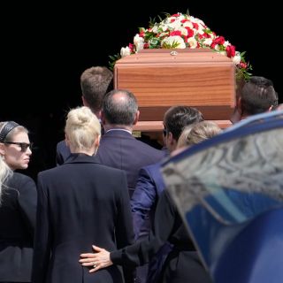 Féretro de Silvio Berlusconi llega a la catedral de Milán para funeral de Estado