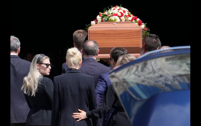 El féretro, en madera y cubierto con flores blancas y rojas, cruzó toda la ciudad en coche y fue recibido a los pies del templo por sus cinco hijos y su novia. AP/L. Bruno