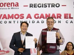 Marcelo Ebrard posa ante los medios luego del registro. SUN/G. Espinosa