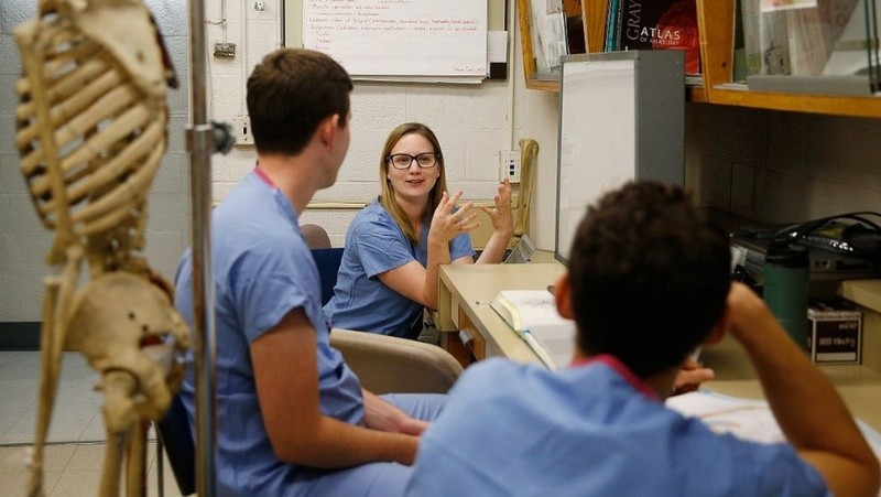 Los estudiantes de medicina usan los cuerpos donados para ensayar procedimientos como puntos de sutura. GETTY IMAGES