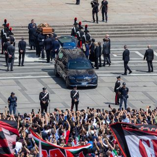 Silvio Berlusconi es incinerado ante su pareja y otros familiares