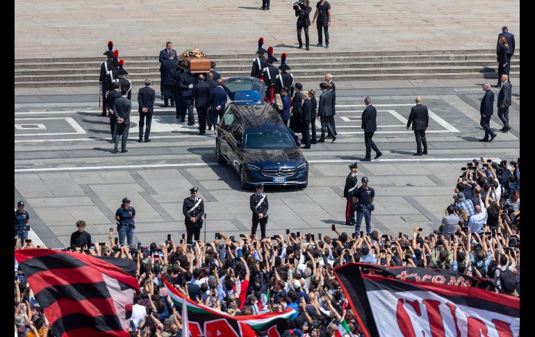 Tras la velación, el cadáver de Berlusconi fue trasladado en un cortejo fúnebre a Milán, donde fue recibido con honores militares. AP/S. Porta