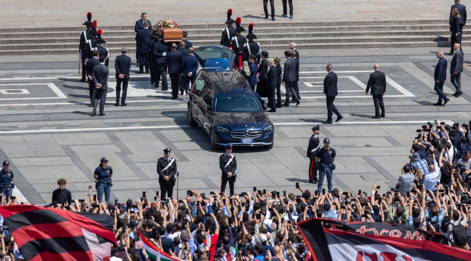 Tras la velación, el cadáver de Berlusconi fue trasladado en un cortejo fúnebre a Milán, donde fue recibido con honores militares. AP/S. Porta