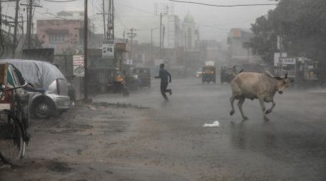 Según su tamaño y ubicación, las tormentas ciclónicas pueden denominarse tornados, trombas de agua, tifones o huracanes. EFE / D. Solanki