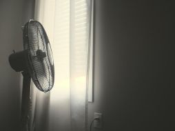 Si bien el estar en casa ayuda sentirte más fresco, existen ocasiones en que el calor se hace presente por lo que hay recurrir a utilizar ventiladores para refrescar un poco las habitaciones. Unsplash