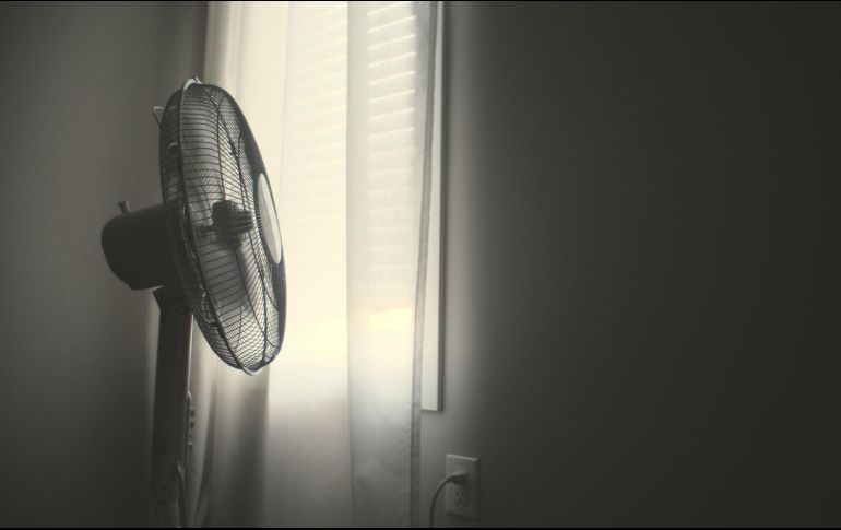 Si bien el estar en casa ayuda sentirte más fresco, existen ocasiones en que el calor se hace presente por lo que hay recurrir a utilizar ventiladores para refrescar un poco las habitaciones. Unsplash