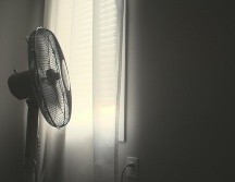 Si bien el estar en casa ayuda sentirte más fresco, existen ocasiones en que el calor se hace presente por lo que hay recurrir a utilizar ventiladores para refrescar un poco las habitaciones. Unsplash