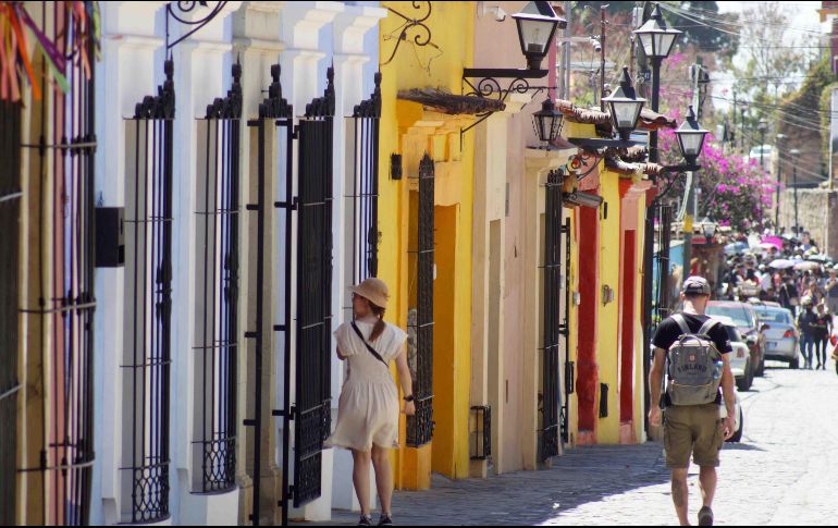 Recomiendan portar un bote, termo o contenedor con agua al salir de casa, evitar el consumo excesivo de bebidas alcohólicas o cafeína, no exponerse de forma directa a los rayos del sol y utilizar gorra o sombrillas. SUN / ARCHIVO
