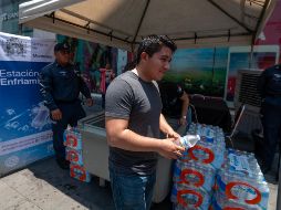 Ahí esperan repartir unos 5.000 litros de agua diarios. EFE/MIGUEL SIERRA