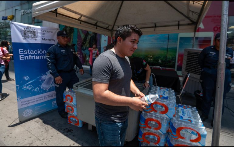Ahí esperan repartir unos 5.000 litros de agua diarios. EFE/MIGUEL SIERRA