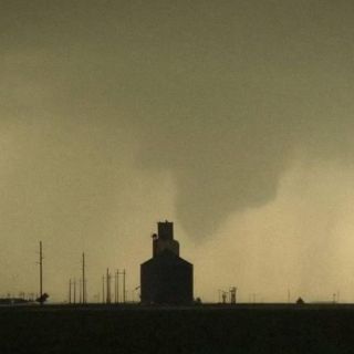 Tornado arrasa una localidad en el norte de Texas, EU (VIDEO)