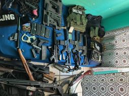 Elementos de la Policía Estatal aseguraron una casa con armas y drogas en la colonia Parques del Bosque, en Tlaquepaque. ESPECIAL